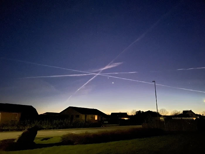 27. feb. 2023 kl 19.08 . Nordenfjords. Venus og Jupiter Lige under krydset, hvor striberne næsten mødes, ses meget klare lyspunkter. Det er dem, du har fanget! 1. Den øverste: Dette lysstærke og hvide punkt er planeten Venus, også kendt som Aftenstjernen. Den lyser så kraftigt, at den er det første, man ser, når solen går ned. 2. Den nederste: Lidt under og til højre for Venus ser du det næste lyspunkt. Det er kæmpeplaneten Jupiter. Selvom den er enorm, ser den mindre ud her, fordi den er meget længere væk fra Jorden end Venus.