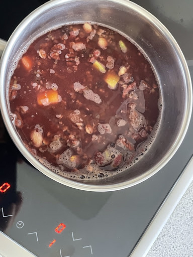 Reaktorkernen under opstart. En homogen fusion af bær-antioxidanter, komplekse rugflager og aminosyrer, stabiliseret på termisk niveau 1 for maksimal enzymatisk ro.